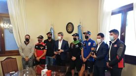 El Gobernador Sergio Uñac junto a Orly Terranova y pilotos del Superbike Foto: Prensa WSBK