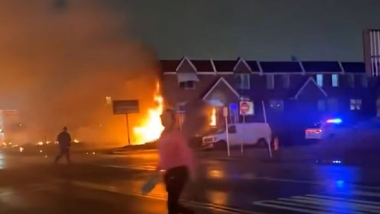 Una avioneta Learjet 55 se desplomó en un barrio del noreste de Filadelfia, provocando incendios, heridos y seis muertos. Foto: Captura de video