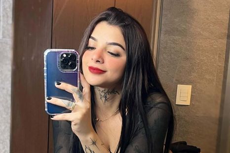 Karely Ruiz sacudió Facebook con una arriesgada foto. Foto: Instagram/ Karely Ruiz