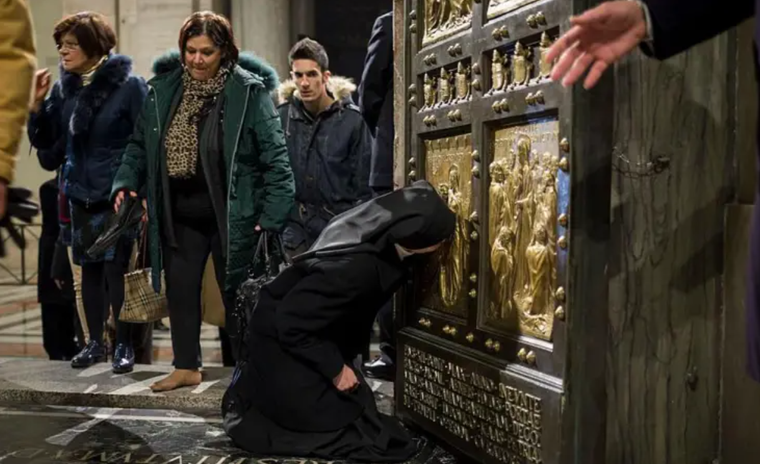 A partir de esta Nochebuena la puerta santa de la Basílica de San Pedro abrirá sus puertas a los peregrinos. Foto: GETTY IMAGES
