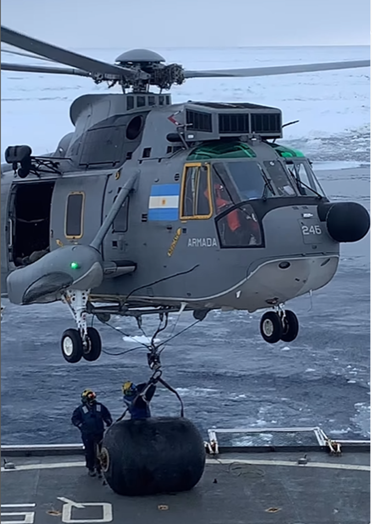 El momento en el que el helicóptero sujeta el tanque. Foto: IG Irizar