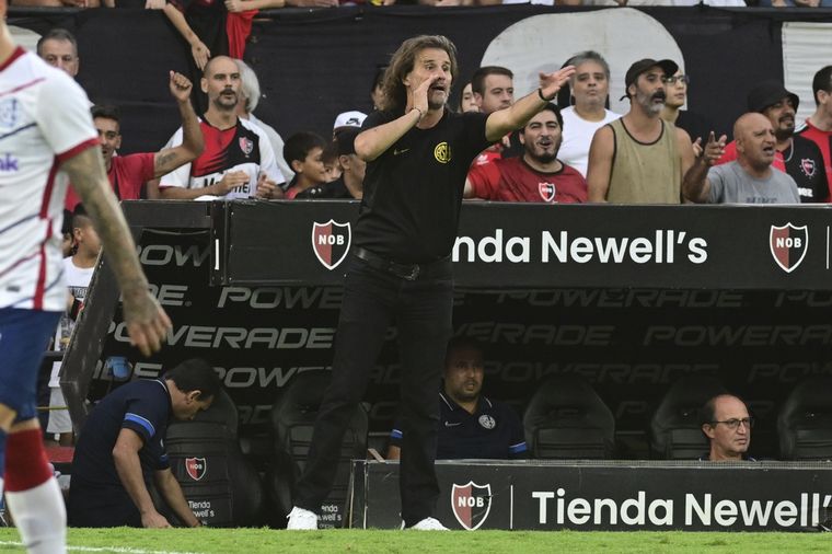 Insúa se mostró disconforme con su planteo en la derrota de San Lorenzo. Foto: Télam