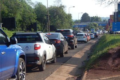MDZol | En el arranque de año y de la temporada estival se registraron largas colas de hasta 5 km en Puerto Iguazú, por el incentivo de turistas de aprovechar las ventajas cambiarias con Brasil. Foto: Alejandro Spivak