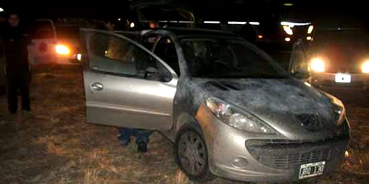 El vehículo, la noche que apareció abandonado y cerrado en La Pampa. Foto: Gentileza Diario La Reforma
