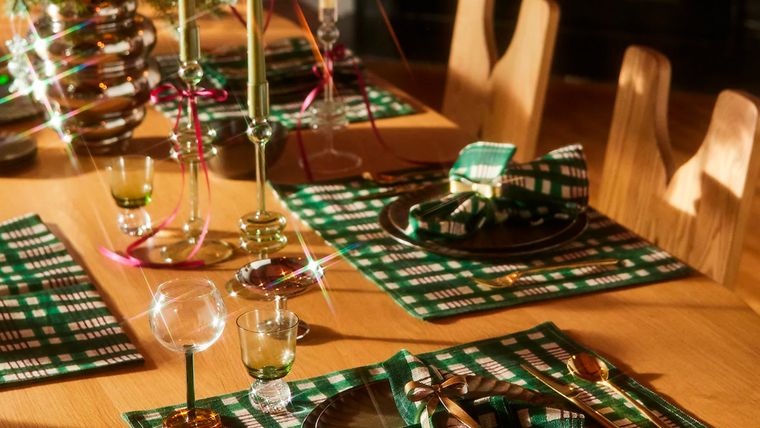 El vidrio y cristal pueden realzar la elegancia del espacio durante la Navidad. Créditos: Lulu y Georgia.