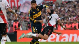 Paredes disputa la pelota con Driussi, que se fue lesionado en el PT del Superclásico.