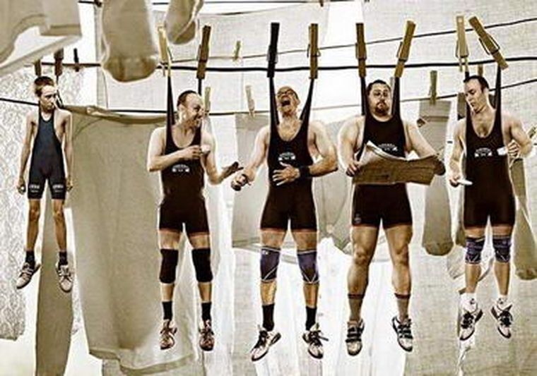 Hombres colgados Foto: blog