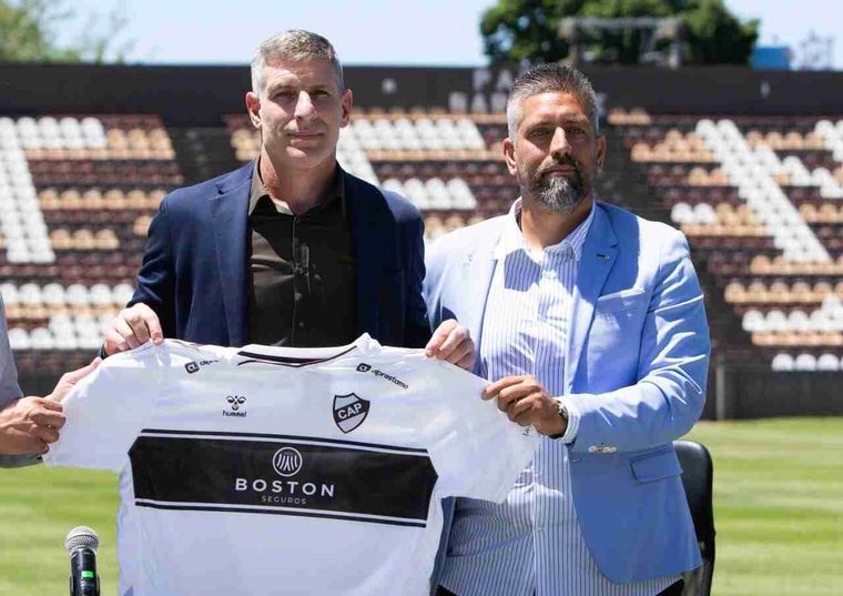 El presidente de Platense, recientemente sancionado, junto a Martín Palermo, exentrenador del Calamar. Foto: @caplatense