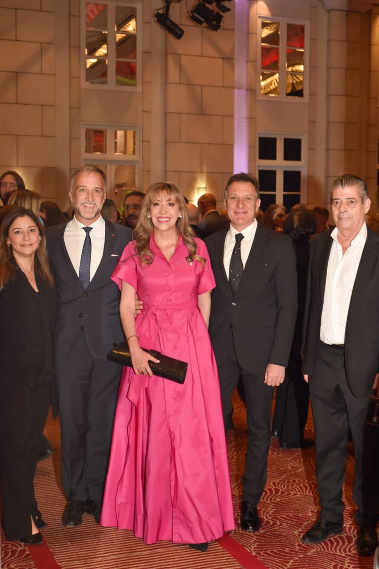 Analia Oggero, el cónsul de Alemania en Mendoza Andreas Vollmer, Mónica Molina Roldán de Valenti, y Hugo Valenti. Analia Oggero, el cónsul de Alemania en Mendoza Andreas Vollmer, Mónica Molina Roldán de Valenti, y Hugo Valenti.