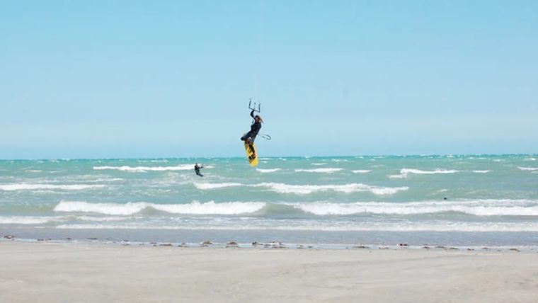 Un hombre de 55 años murió en la provincia de Río Negro tras sufrir una descompensación mientras practicaba kitesurf en Mar Grande, Río Negro.