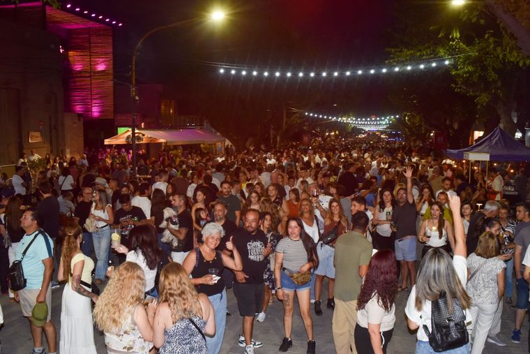 Tres escenarios, orquesta en vivo y DJ’s transformaron la avenida. Tres escenarios, orquesta en vivo y DJ’s transformaron la avenida.