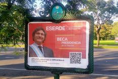 Los carteles en la vía pública con la imagen del presidente Javier Milei que promocionan una beca universitaria de una institución privada fundada por su ídolo Alberto Benegas Lynch.