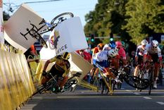 Jakobsen ya está del otro lado de las vallas y su bicicleta vuela por el aire. Foto: EFE