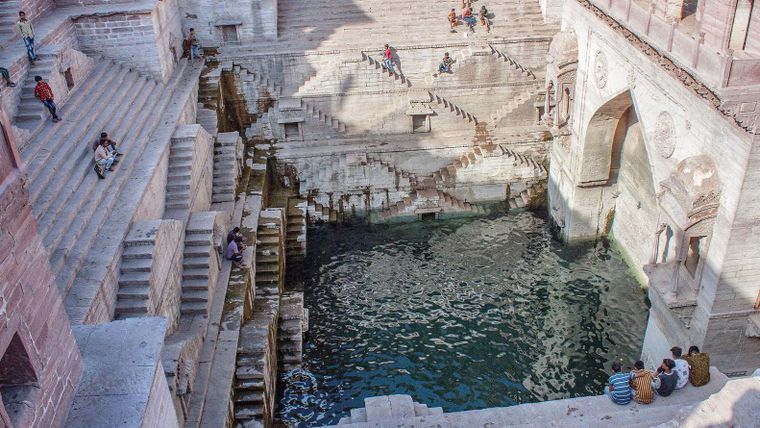 El pozo escalonado es un gran depósito donde se accede al agua mediante tramos de escaleras.