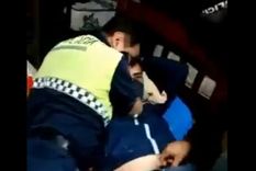 Tres policías hombres y una mujer atacaron a otro efectivo y le dieron nalgadas tras bajarle el pantalón