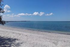 La playa de Los Pocitos sorprende con su arena blanca y aguas turquesas, dignas del Caribe.