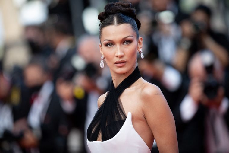 Bella Hadid transforma el top 2022 en tres looks fantásticos Foto: Woman