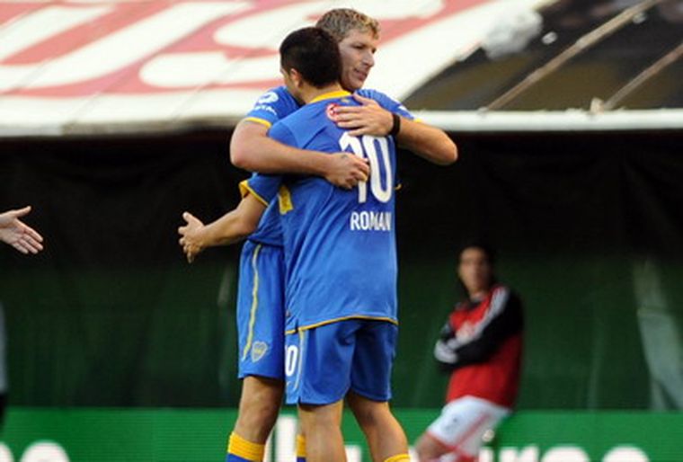 Riquelme en uno de sus últimos abrazos con Palermo. Foto: Télam