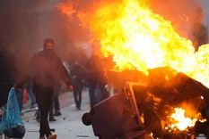 Manifestantes se enfrentan a la policía en Bélgica en medio de las protestas contra las medidas de covid-19 y el pase sanitario impuestos en el país. Foto: GETTY IMAGES