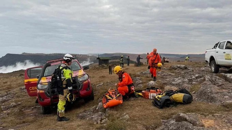 El cuerpo de bomberos tardó alrededor de 10 horas en encontrar el cuerpo de la niña. El cuerpo de bomberos tardó alrededor de 10 horas en encontrar el cuerpo de la niña.