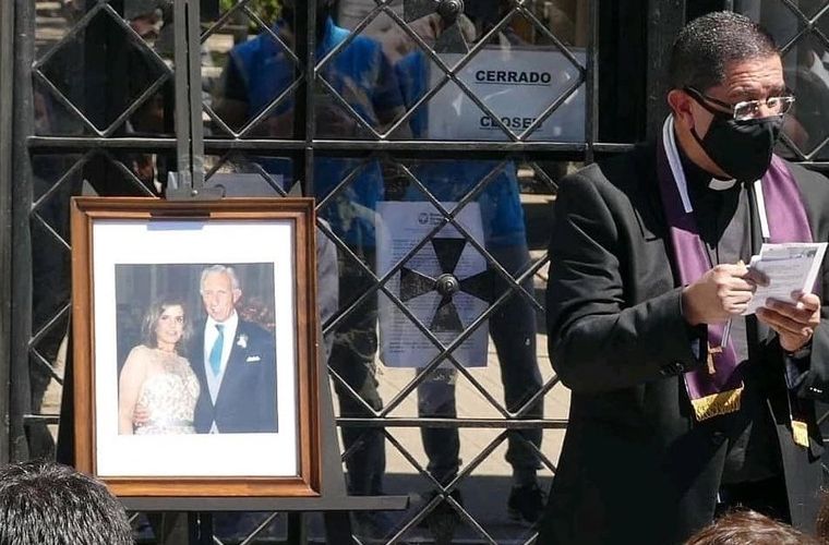 Violencia simbólica Aunque la principal hipótesis es que la mató su marido, Saravia fue inhumada al lado de una foto en pareja.