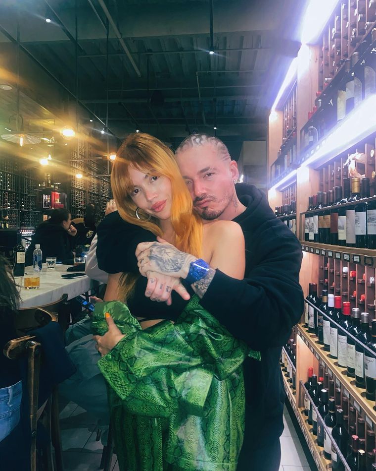 J Balvin junto a su hermana, Carolina Osorio Balvin Foto: Instagram