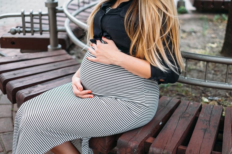 La recomendación es que alrededor de la semana 32 a 34 del embarazo, ya puedas permanecer en tu ciudad y donde nacerá tu bebé. Foto: Shutterstock