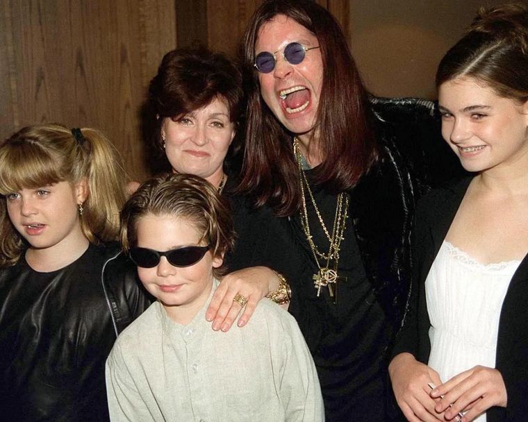 La pareja tuvo tres hijos que formaron parte del show “The Osbournes”. La pareja tuvo tres hijos que formaron parte del show “The Osbournes”.