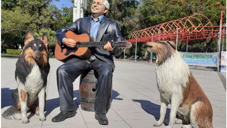 La estatua de Alberto tocando la guitarra con sus perros causó polémica en las redes
