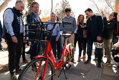 Rodolfo Suarez probó las nuevas bicicletas. Foto: Twitter Tadeo García Zalazar