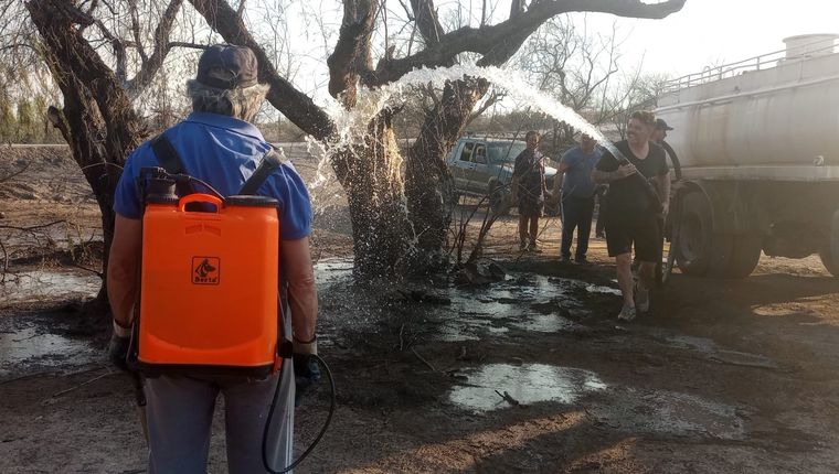 Vecinos de El Challao y brigadistas combaten los incendios provocados por el zonda. Foto: Pablo Icardi