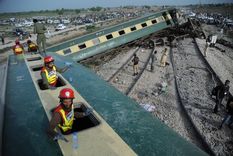 Servicios de rescate en el lugar donde un tren descarriló en Sanghar, Pakistán, este domingo Foto: EFE