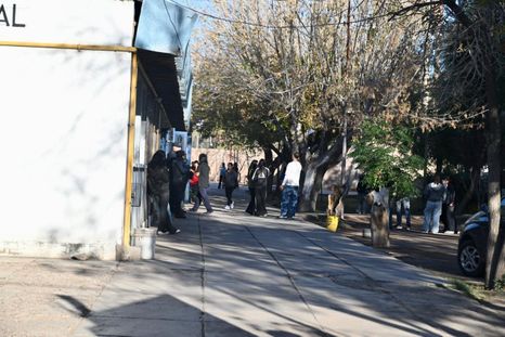 Tras la amenaza del miércoles, este jueves hubo presencia policial y menor asistencia. Padres reclaman respuestas y denuncian falta de información clara. Tras la amenaza del miércoles, este jueves hubo presencia policial y menor asistencia. Padres reclaman respuestas y denuncian falta de información clara.