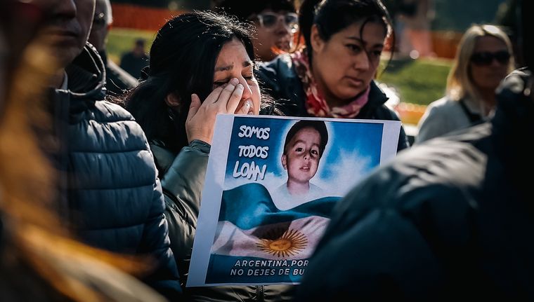 Miles de personas piden por la aparición de Loan Peña Foto: EFE