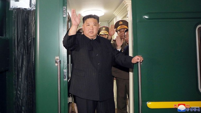La agencia estatal de noticias norcoreana, KCNA, distribuyó imágenes de Kim Jong-un abordando el tren para su viaje a la Federación Rusa Foto: BBC