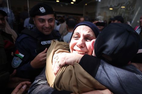 Familias abrazaron a sus seres queridos que regresaron de una prisión israelí. Familias abrazaron a sus seres queridos que regresaron de una prisión israelí.