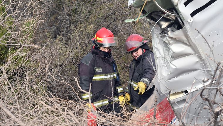 Los bomberos custodian la aeronave caída. Foto: ALF PONCE MERCADO / MDZ