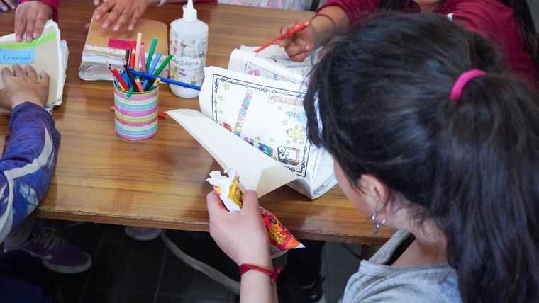 escuela primaria educación alumnos útiles escolares Julieta Moreno maestra nominada-12