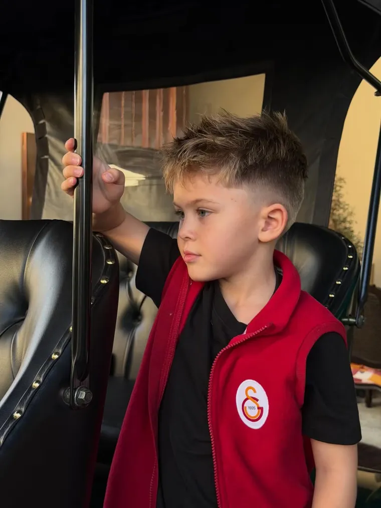 Amancio Vicuña brilló con su nuevo corte: el “fade” más tierno de las redes. Amancio Vicuña brilló con su nuevo corte: el “fade” más tierno de las redes.