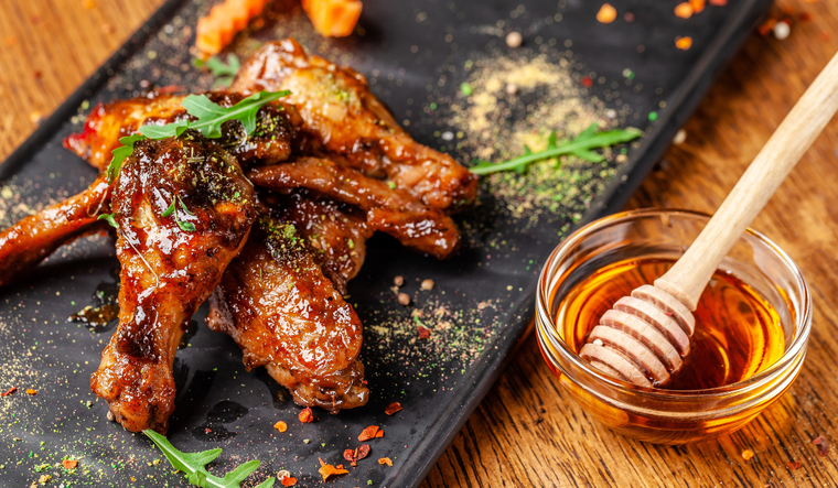 Fácil pollo a la parrilla con salsa de mostaza y miel ¡y en pocos pasos! Foto: Shutterstock