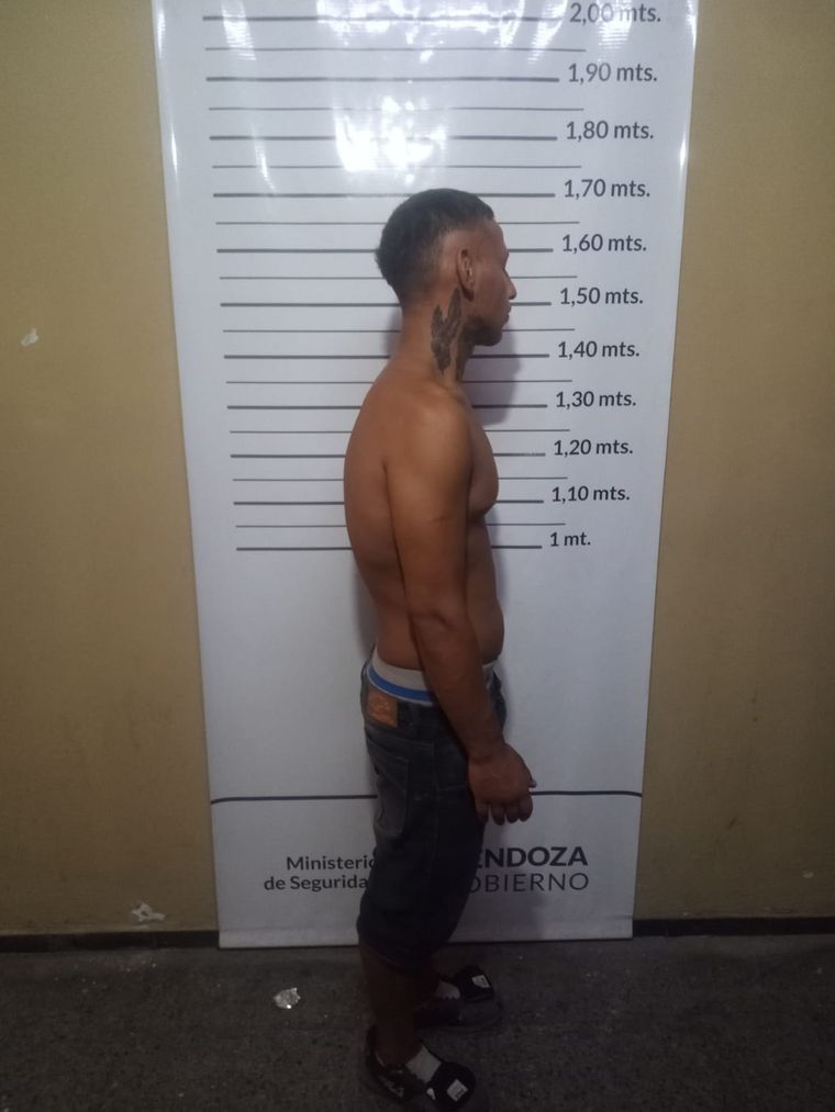 Uno de los detenidos en el local de ropa Foto: Gentileza