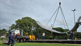 Este lunes por la mañana comenzó la colocación del último pétalo de la Floralis Genérica Este lunes por la mañana comenzó la colocación del último pétalo de la Floralis Genérica