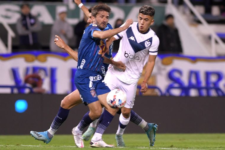 Papa y Almada se disputan la pelota Foto: Télam
