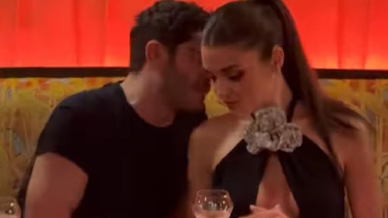 Hande Erçel y Burak Deniz Al frente de Another love Foto: Fuente: Imagen - captura - Instagram @dizilah