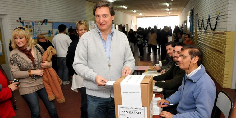 Omar y Emir Félix, en su turno para votar. Foto: Mediamza.com
