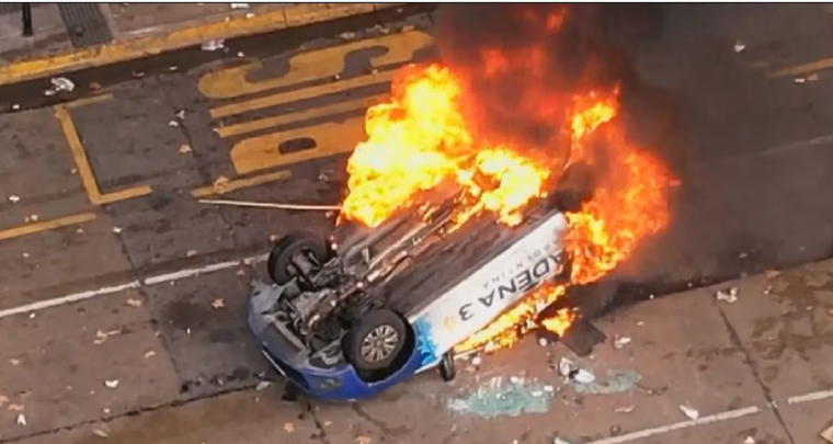 Manifestantes prendieron fuego un auto de Cadena 3 en repudio a la Ley Bases.