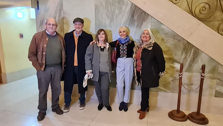 Raul, Edgardo, Amalia, Mariel y Sandra, un muy enérgico grupo de amigos fans de ABBA. Raul, Edgardo, Amalia, Mariel y Sandra, un muy enérgico grupo de amigos fans de ABBA.