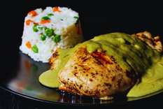 En algunas regiones, la receta del pipián incluye pepitas molidas con piedra volcánica para obtener una textura más rústica.