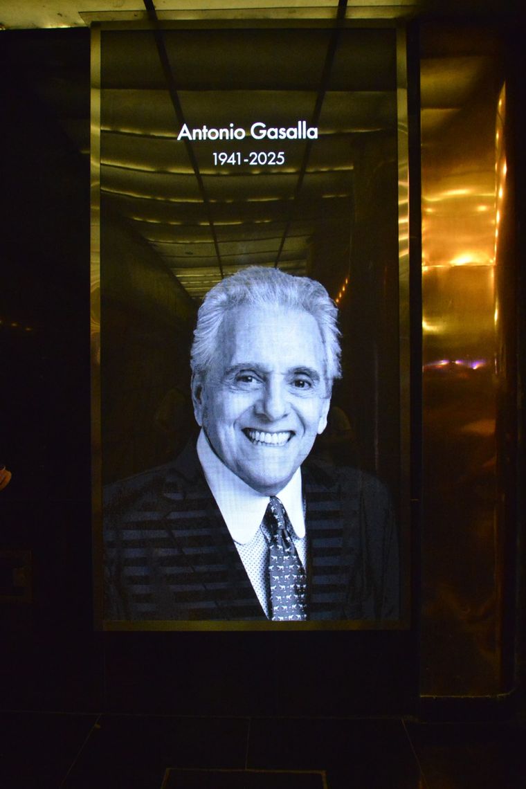 Los restos de Antonio Gasalla fueron despedidos en el Teatro Maipo. Foto: RS Fotos