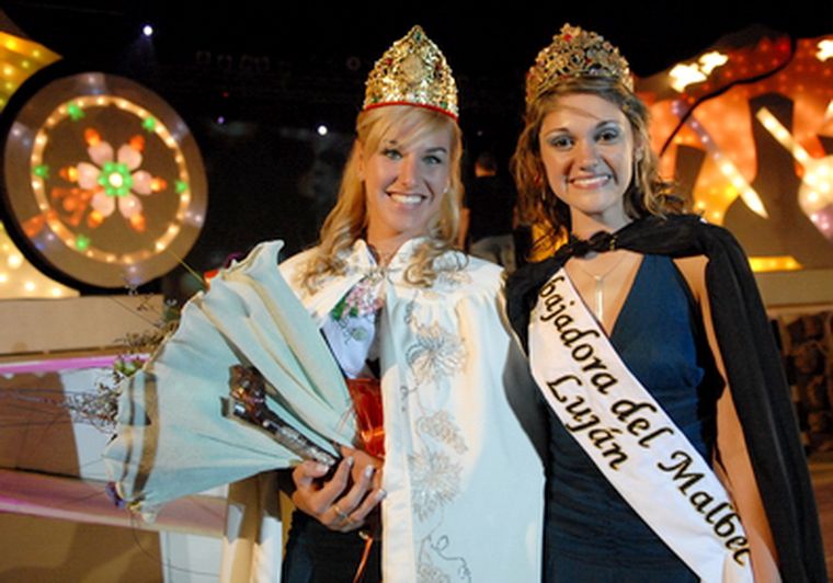 Débora Del Barco, la nueva soberana de Luján, acompañada por la Embajadora del Malbec. Foto: Nacho Gaffuri / MDZ